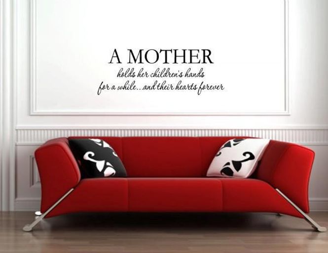 Hovedbilde A mother holds
